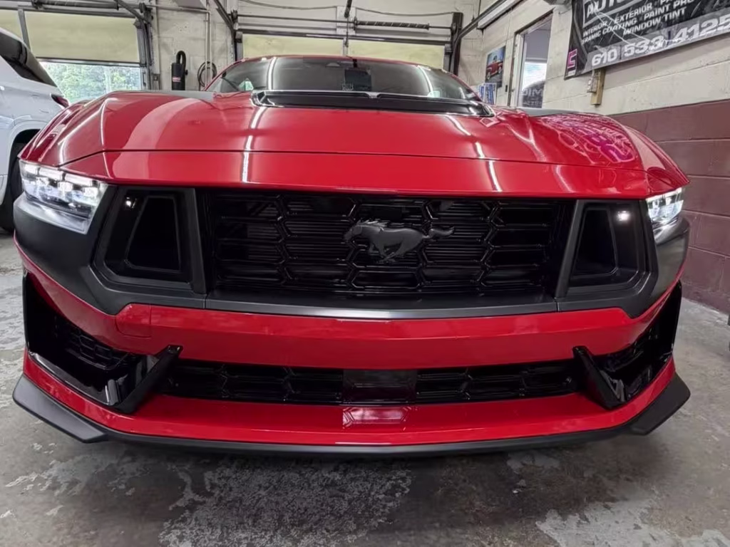 Ford Mustang Dark Horse 4